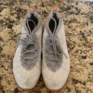 Nike Women's Light Gray Knit Sneakers